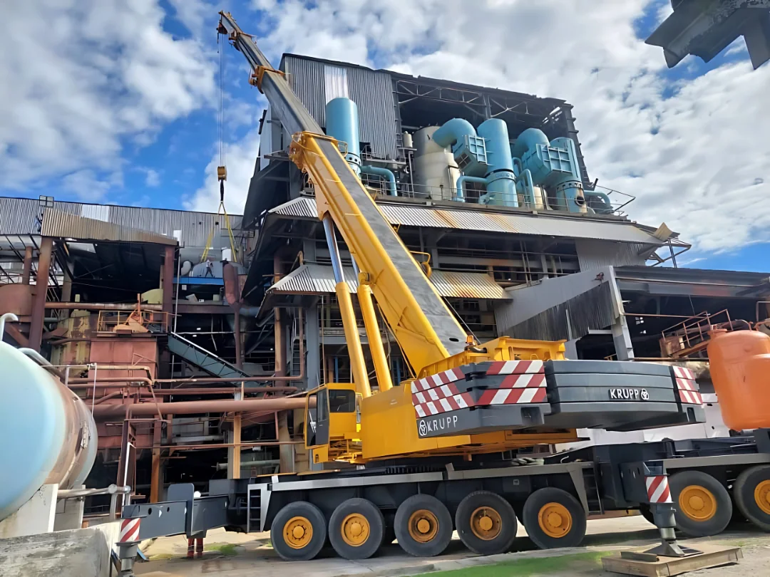 Grúa en instalación industrial